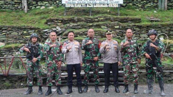 Kapolres Puncak Jaya AKBP Kuswara bersama Kompol Wahyudi Satriyo Bintoro dan para anggota TNI yang bertugas di pos wilayah Puncak Jaya. (Foto : Humas Polda Papua)
