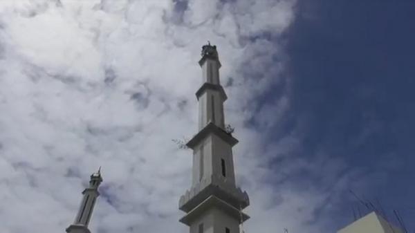 Perempuan melompat dari menara masjid di Pangkep, Sulsel, Kamis (15/12/2022). (Foto: Udin Syahruddin).