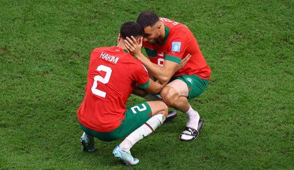 Timnas Maroko kalah di semifinal Piala Dunia 2022 dari Prancis dengan skor 0-2, Kamis (15/12/2022) dini hari WIB. Meski demikian Hakim Ziyech cs tetap sujud. (Foto: REUTERS/Carl Recine)