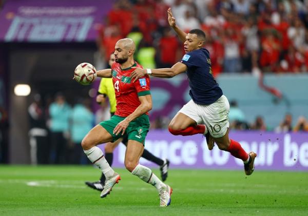 Sofyan Amrabat Kylian Mbappe Maroko Prancis Gelandang Maorko, Sofyan Amrabat berusaha mengontrol bola saat dikejar striker Prancis, Kylian Mbappe dalam laga semifinal Piala Dunia 2022 di Stadion Al Bayt, Kamis (15/12). (Foto: REUTERS)