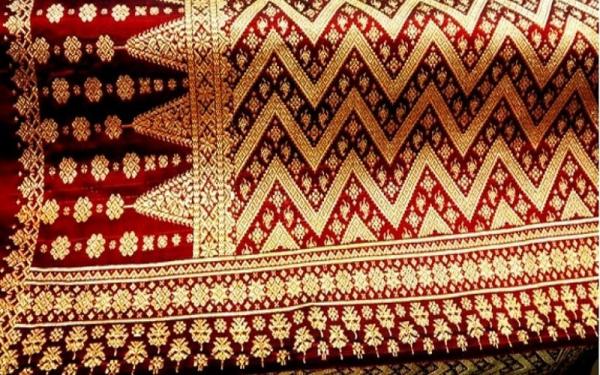 Kerajinan tangan yang terkenal di Sumatera Selatan salah satunya Songket. (Foto: Ist)