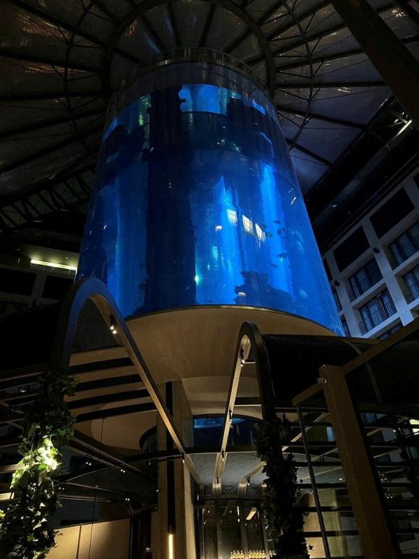 Penampakan  AquaDom di Berlin, Jerman, sehari sebelum meledak. (Foto: Reuters)