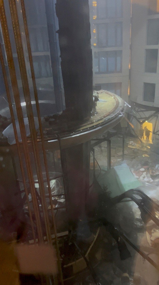 Penampakan AquaDom di Berlin, Jerman, setelah meledak pada Jumat (16/12/2022). (Foto: Reuters)