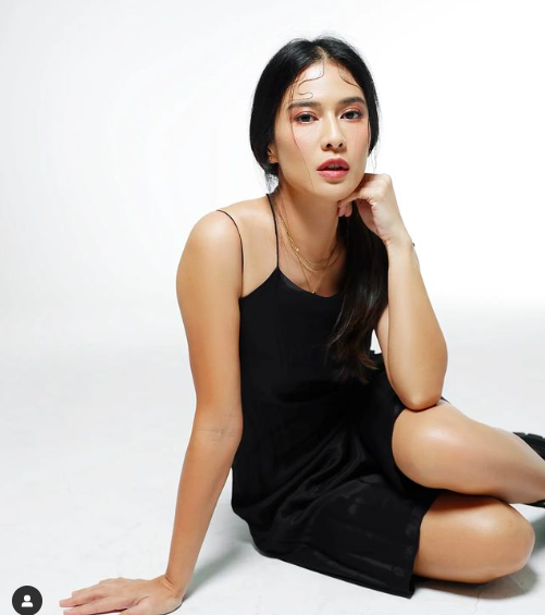 Potret cantik Dian Sastro berdandan ala cewek mamba. 