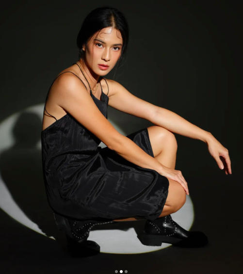 Potret cantik Dian Sastro berdandan ala cewek mamba. 