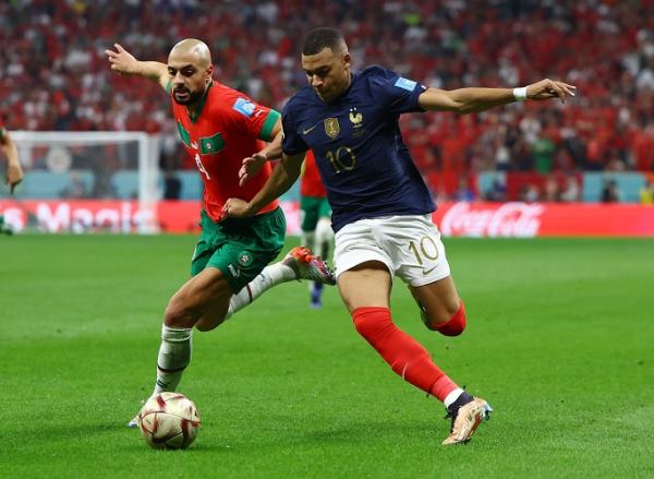 Sofyan Amrabat saat menghentikan Kylian Mbappe (foto: Reuters)