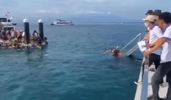 Detik-detik jembatan di dermaga penyeberangan Nusa Penida ambruk.