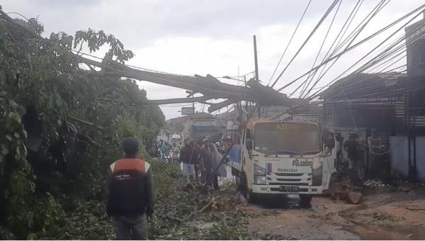Pohon Tumbang Timpa Truk dan Warung di Bekasi akibat Hujan Disertai Angin Kencang