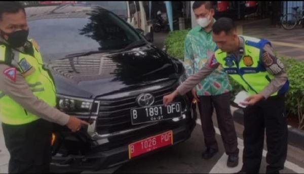 Hindari Ganjil Genap Pakai Nopol Palsu, Pengemudi Mobil Ditilang Manual di HI