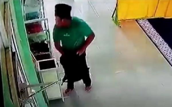 Rekaman CCTV pencurian kotak amal masjid di Bangka Belitung. (Foto: iNewsTV/Haryanto)