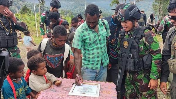 Anggota KKB dan masyarakat Kampung Tirineri, Distrik Yambi, Kabupaten Puncak Jaya, Papua Tengah usai ucap setia ke NKRI. (Foto : iNews/Edy Siswanto)