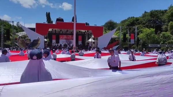 Ribuan Peserta Ikuti Kirab Merah Putih di Tegal, Usung Bendera Sepanjang 1.001 Meter