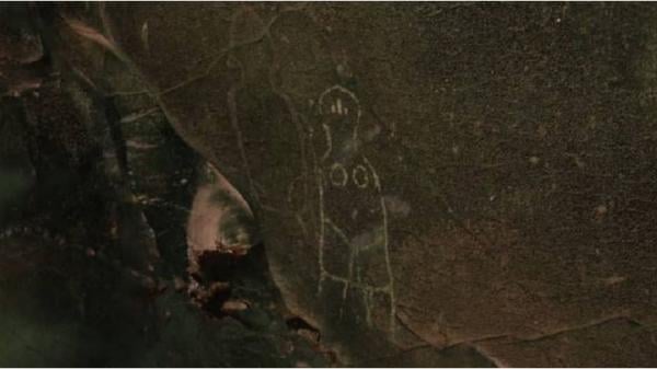 Lukisan purba mirip alien di Goa Kontilola Lukisan purba misterius yang disebut mirip alien dalam Goa Kontilola di Lembah Baliem, Wamena, Papua Tengah. (Foto : iNews/Edy Siswanto)