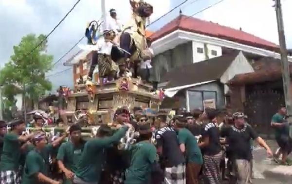 Pelebon 1 Arak-arakan bade dan lembu pelebon Anak Agung Gde Raka Payadnya. (Foto: Ketut Catur)