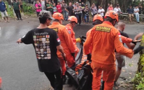 Basarnas Bali mengevakuasi korban tewas truk terguling di Jimbaran, Bali, Jumat (16/12/2022). (Foto: Basarnas Bali)