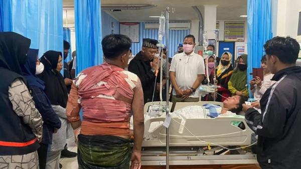 Kapolresta Banjarmasin, Kombes Pol Sabana A Martosumito (peci) saat menjenguk anggotanya Aiptu Iwan di rumah sakit. Iwan menjadi korban kebakaran dan harus dirawat di rumah sakit (Humas Polresta Banjarmasin)