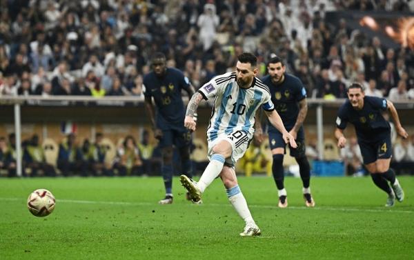 Timnas Argentina unggul 2-0 atas Prancis di final Piala Dunia 2022. Selangkah lagi Argentina menjadi juara Piala Dunia 2022 (foto: REUTERS).