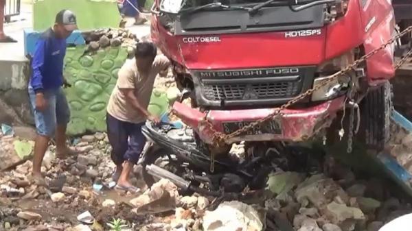 Kecelakaan Truk Mukhtar Proses evakuasi kendaraan yang terlibat kecelakaan beruntun di Jalan Raya Kabupaten Jombang, Jawa Timur, Senin (19/12/2022). (Foto: Mukhtar Bagus).