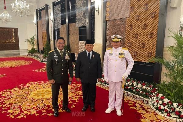 Prabowo Subianto mendampingi Presiden Joko Widodo (Jokowi) dalam pelantikan Laksamana TNI Yudo Margono sebagai Panglima TNI. (Foto: Ist)