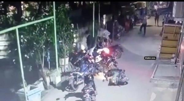 Geng Motor Pademangan 2 Sejumlah sepeda motor yang ditinggalkan begitu saja oleh gerombolan geng di Pademangan. (Foto: Instagram/Jakut.info)