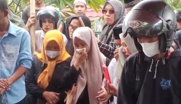 Isak Tangis Keluarga Iringi Pemakaman Korban Tarik Tambang Rekor MURI ...