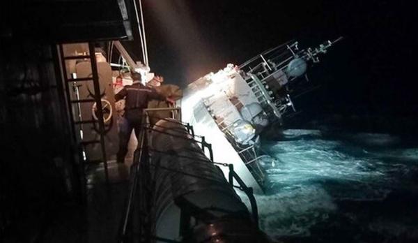 Detik-Detik Tenggelamnya Kapal Perang Thailand akibat Terjangan Gelombang Laut