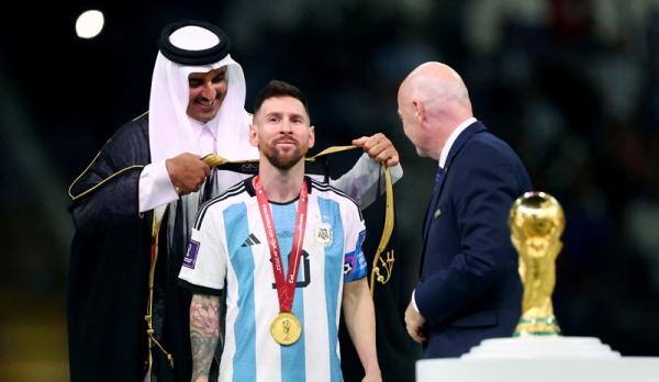 Lionel Messi pakai jubah hitam saat angkat trofi Piala Dunia 2022. (Foto: REUTERS/Hannah Mckay)