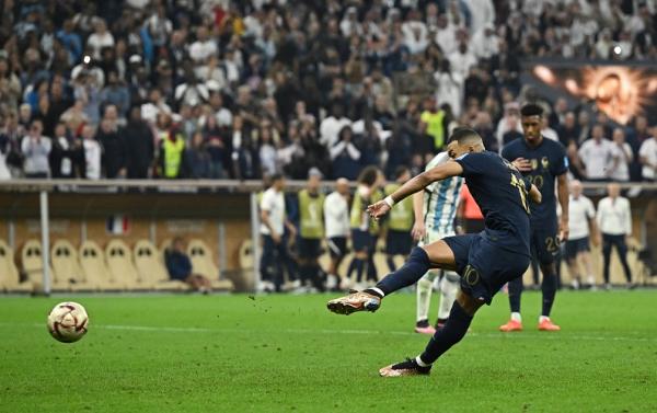 Timnas Prancis memaksa Argentina bermain di babak tambahan di final Piala Dunia 2022. Sebab, Prancis bisa menyamakan kedudukan jadi 2-2 di babak kedua. (foto: REUTERS)