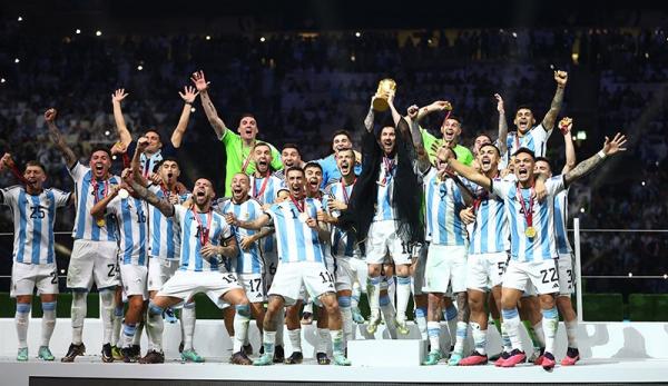 Tiga pemain Argentina mendapat penghargaan individu di Piala Dunia 2022. Ketiga pemain itu ialah Lionel Messi, Enzo Fernandez dan Emiliano Martinez. (foto: REUTERS),