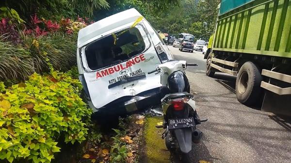 Tabrakan karambol di Padang Panjang Ambulans yang terlibat kecelakaan karambol ditabrak bus rombongan Unri di Padang Panjang, Sumbar (Agung Sulistyo/MNC Portal)