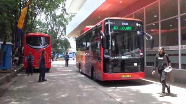 BUS LISTRIK BANDUNG1 Bus listrik melayani rute Leuwipanjang-Dago. (FOTO: iNews/ERVAN DAVID)