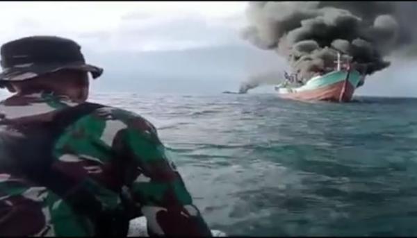 Petugas SAR gabungan mengevakuasi ABK 3 kapal ikan yang terbakar di Pengambengan, Jembrana, Selasa (20/12/2022). (Foto: iNews/Bagus Alit)