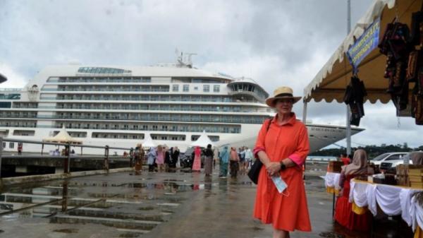 Kapal pesiar MV Seabourn Encore mengunjungi Pulau Sabang, Aceh.  (Antara/Ampelsa)