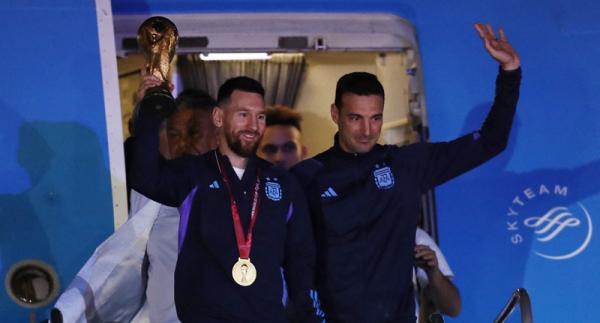 Timnas Argentina tiba di Buenos Aires, Selasa (20/12/2022) siang WIB. Momen tak mengenakkan menimpa sang kapten Lionel Messi saat ikut pawai bus. (Foto: REUTERS/Agustin Marcarian)