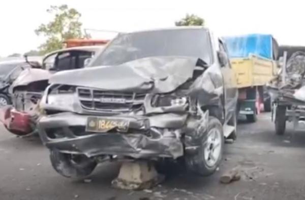 Mobil dinas polisi Mobil dinas polisi di Jombang ringsek setelah menabrak dua pemotor, Selasa (20/12/2022). Kecelakaan itu menewaskan seorang guru. (Foto: iNews TV/Mukhtar Bagus)