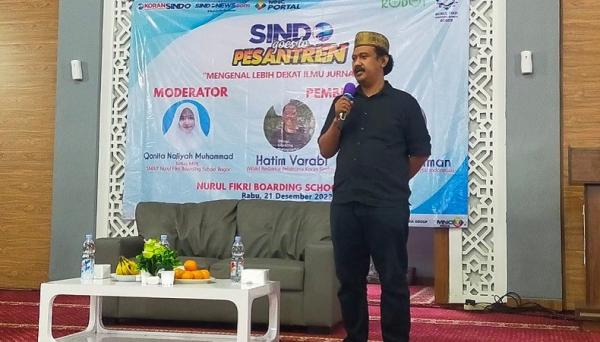 Pemred Sindonews  Pemimpin Redaksi Sindonews Zen Teguh Triwobowo memberikan sambutan dalam acara Sindo Goes to Pesantren di Nurul Fikri Boarding School Bogor. (Foto MPI).