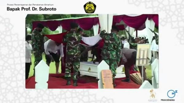 Mantan Menteri Pertambangan Subroto Dimakamkan secara Militer di TMP Kalibata