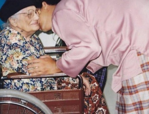 Anies Baswedan unggah foto bersama sang nenek di media sosialnya (Foto: Ist)