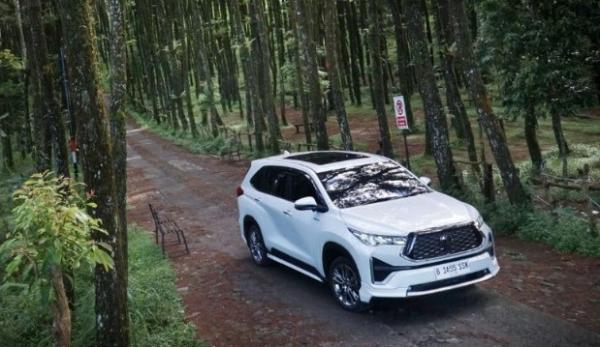 Kijang Innova Zenix 8