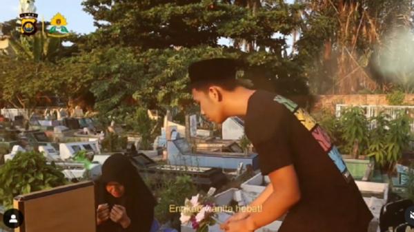 AKP Rita Polwan Polda Jambi ya dengan anak bungsunya berziarah ke makam suami (Foto: Instagram/@polisi_indonesia)