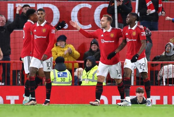 Gelandang Manchester United, Christian Eriksen merayakan gol ke gawang Burnley pada laga Piala Liga Inggris 2022/2023 di Stadion Old Trafford, Kamis (22/12/2022). (Foto: REUTERS)