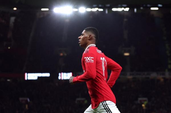 Marcus Rashford Striker Manchester United, Marcus Rashford berselebrasi usai membobol gawang Burnley pada laga Piala Liga Inggris 2022/2023 di Stadion Old Trafford, Kamis (22/12/2022). (Foto: REUTERS)