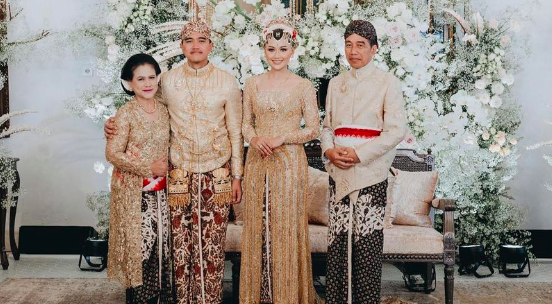 Artis menikah dengan anak dan cucu presiden