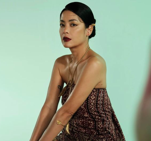 Artis menikah dengan anak dan cucu presiden. 