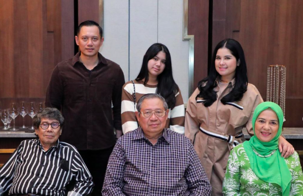 Artis menikah dengan anak dan cucu presiden. 