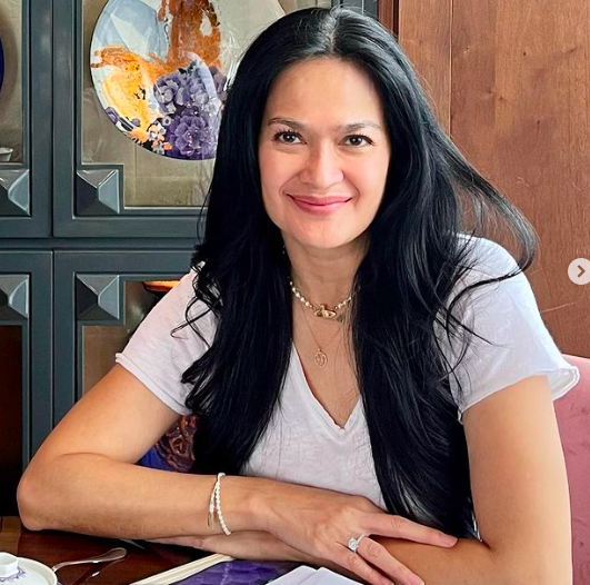 Artis menikah dengan anak dan cucu presiden. 