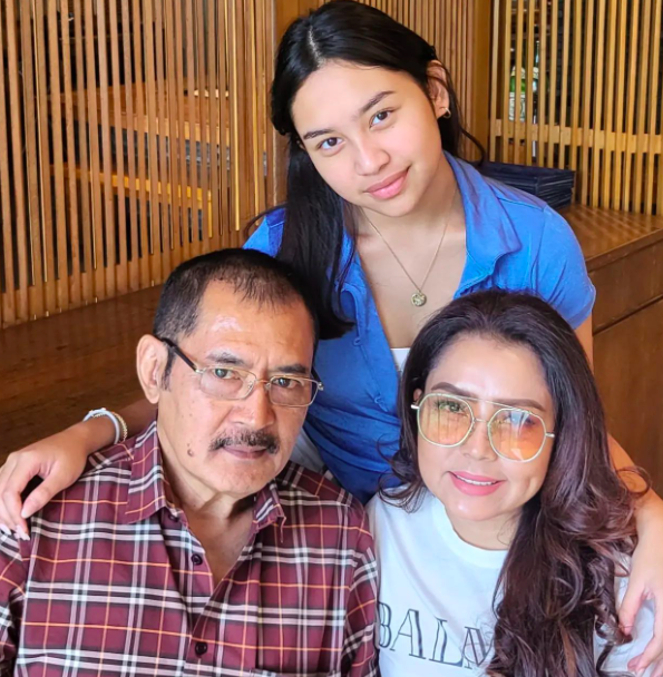 Artis menikah dengan anak dan cucu presiden. 