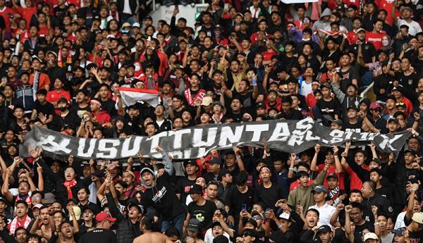 Suporter Timnas Indonesia Bawa Spanduk "Usut Tuntas Tragedi Kanjuruhan"