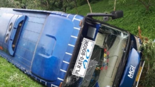 Bus Pelabuhan Ratu-Bogor Terguling di Tol Jagorawi