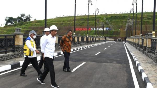 Presiden Jokowi usai meresmikan Bendungan Sukamahi, Kabupaten Bogor, Jawa Barat (Raka Dwi Novianto/MNC Portal)